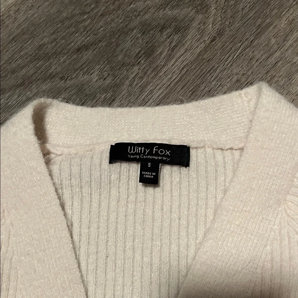 Elegant Cream Cardigan with Heart Buttons - Picture 2 of 8